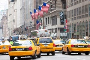 Nova York quer ser pioneira em taxar circulação de veículos nos EUA