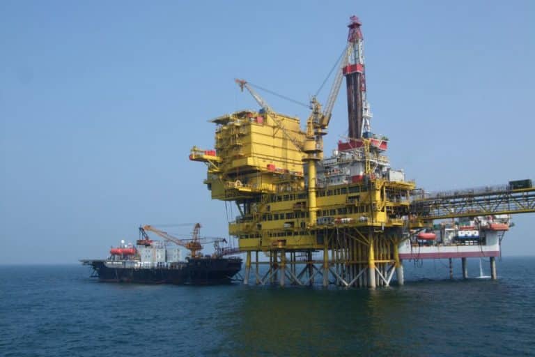 explorar petróleo