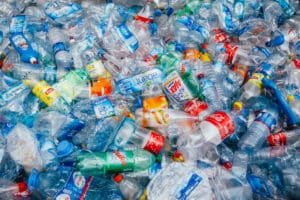 Coca-Cola, Nestlé e outras gigantes pressionam por ações contra a poluição por plástico