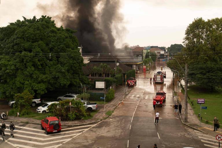 Vista da fumaça após explosão em posto de gasolina em Porto Alegre, Rio Grande do Sul. AFP/Carlos Fabal
