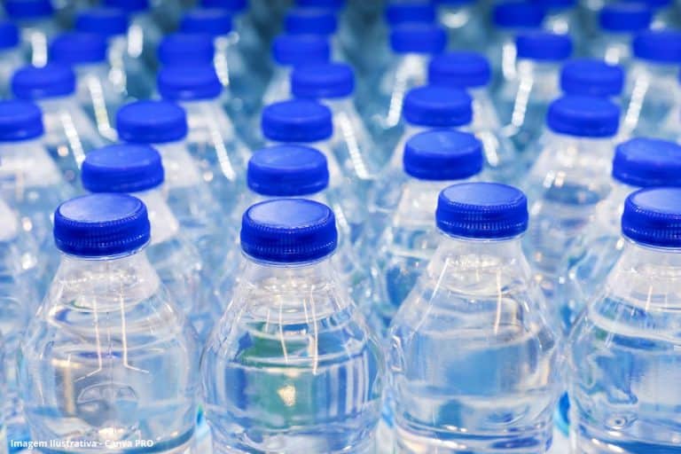 Pesquisadores analisaram 280 amostras de água engarrafada. Apenas uma das marcas estava livre de microplásticos