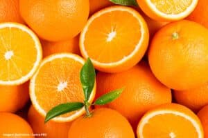 Pesquisa brasileira biocarvão de laranja pode descontaminar a água