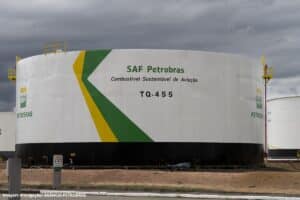 Petrobras lança combustível sustentável de aviação produzido totalmente no Brasil