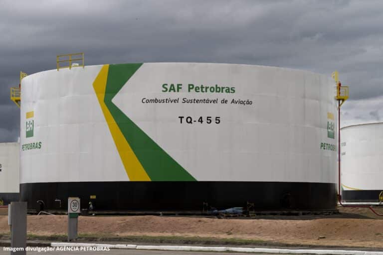 Petrobras lança combustível sustentável de aviação produzido totalmente no Brasil