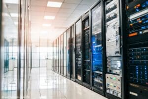 Boom dos data centers até 2030 pode ter impacto ambiental comparável ao de 415 mil carros movidos a gasolina