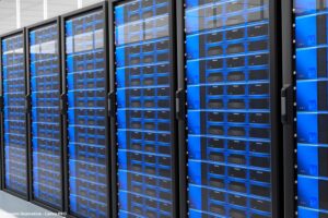 Demanda recorde por rede elétrica leva espera a até 5 anos e põe indústria e data centers em disputa