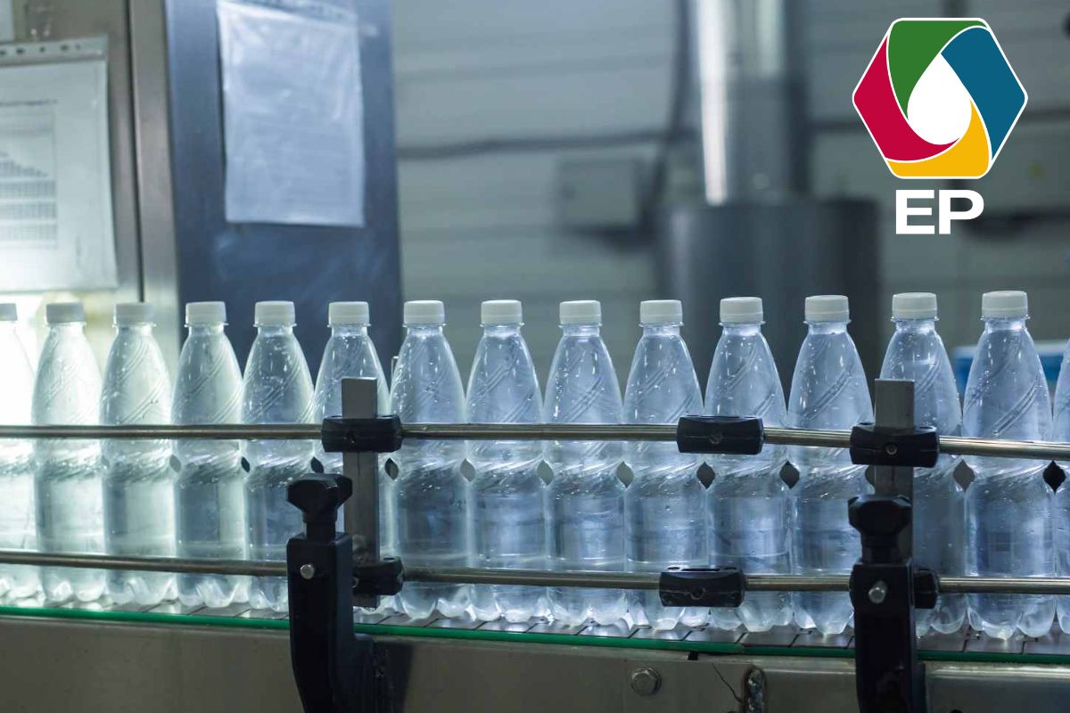 O perigo oculto em garrafas Grupo EP alerta para a importância do controle microbiológico de águas envasadas (1)