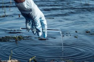 PFAS na água riscos à saúde, panorama regulatório e desafios para o setor de saneamento